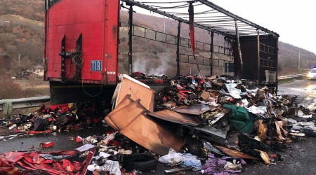 7 ton giysi ve ayakkabı yüklü olan tır dorsesi yandı