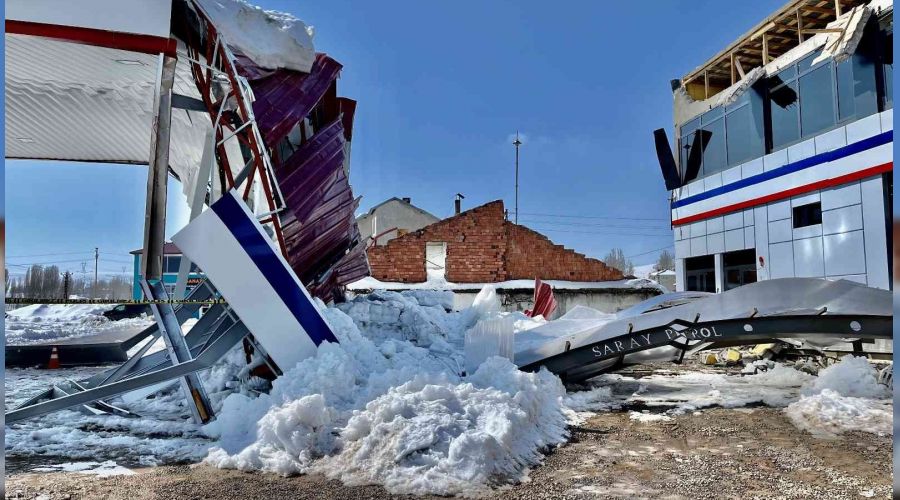 Ağrı'da akaryakıt istasyonunun çatısı çöktü