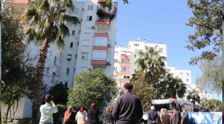 Antalya'da 8 katlı binada yangın paniği