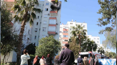 Antalya'da 8 katlı binada yangın paniği