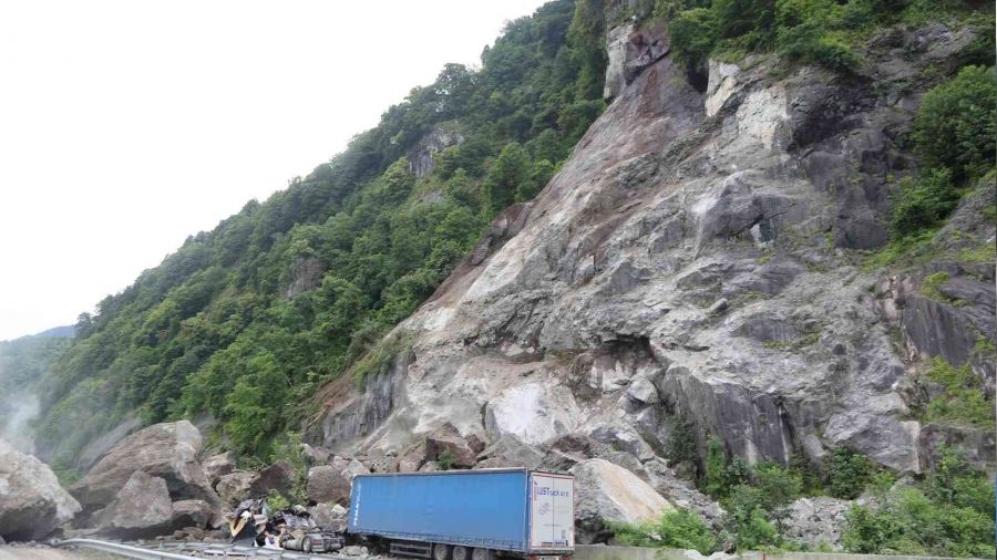 Artvin'deki heyelan sonras daclar incelemede bulundu