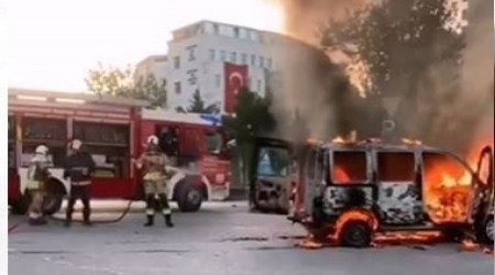 Başkent'te otomobil alev topuna döndü