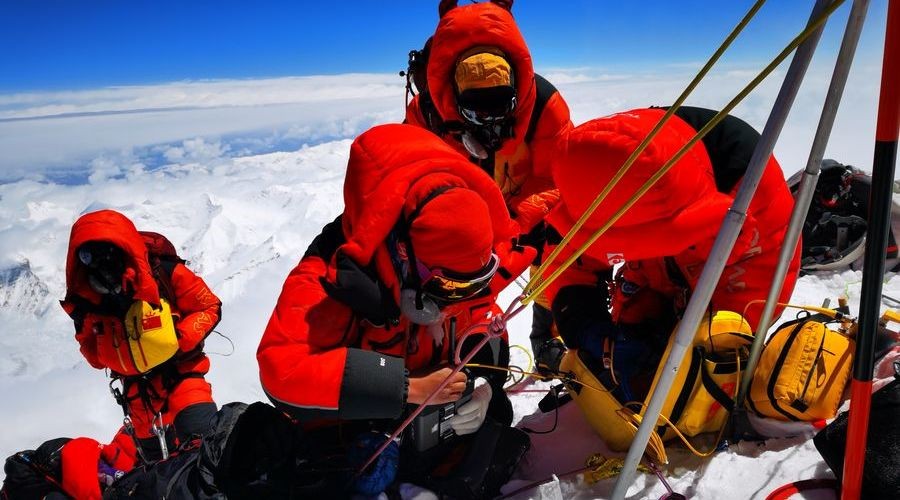 Yeni Mesaj: Çin ekibi Everest'in yüksekliğini ölçüyor