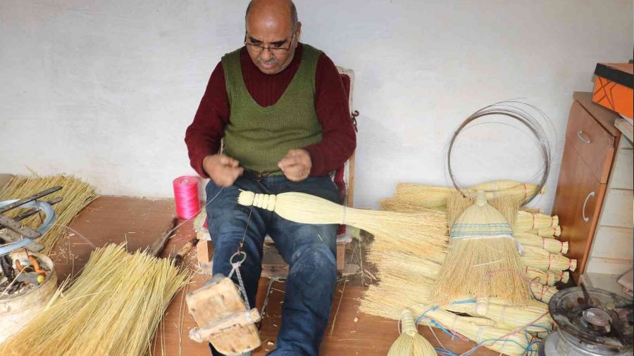 Edirne'de el süpürgeciliği son demlerini yaşıyor