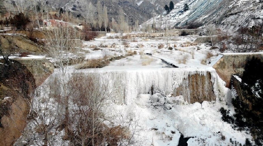 Erzincan’da dereler buz tuttu