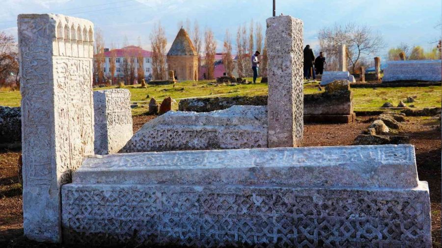 Gevaş Türk İslam Mezarlığı açık hava müzesine dönüşüyor