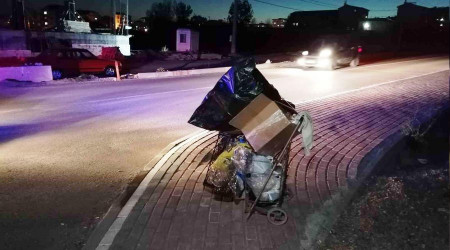 Hurda toplayan yaşlı kadına otomobil çarptı