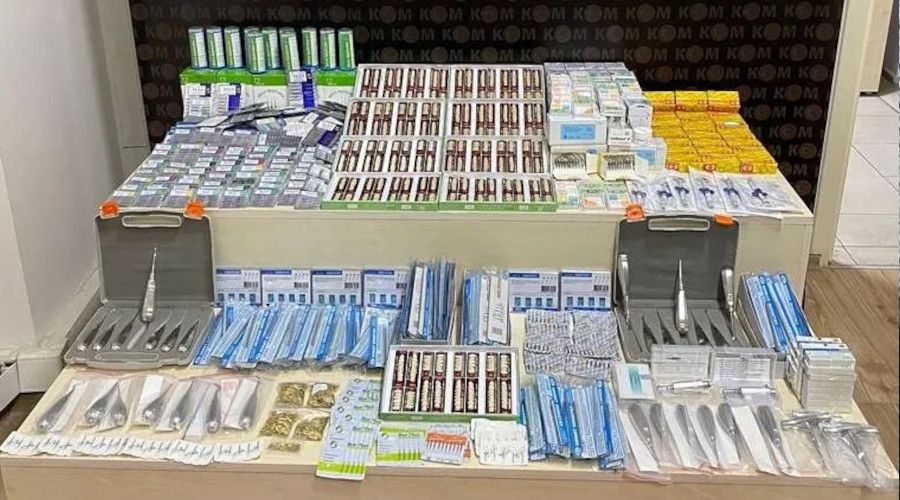 İzmir'de binlerce adet kaçak tıbbi malzeme ele geçirildi