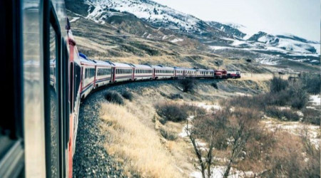 Kars'ta heyelan sonucu tren seferleri aksadı