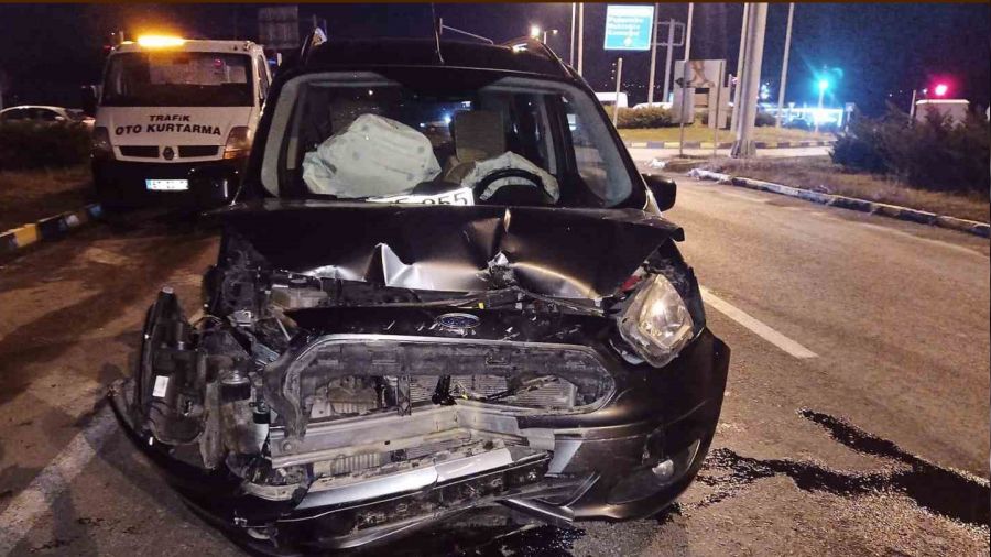 Kırmızı ışık ihlali kaza getirdi: 2 yaralı