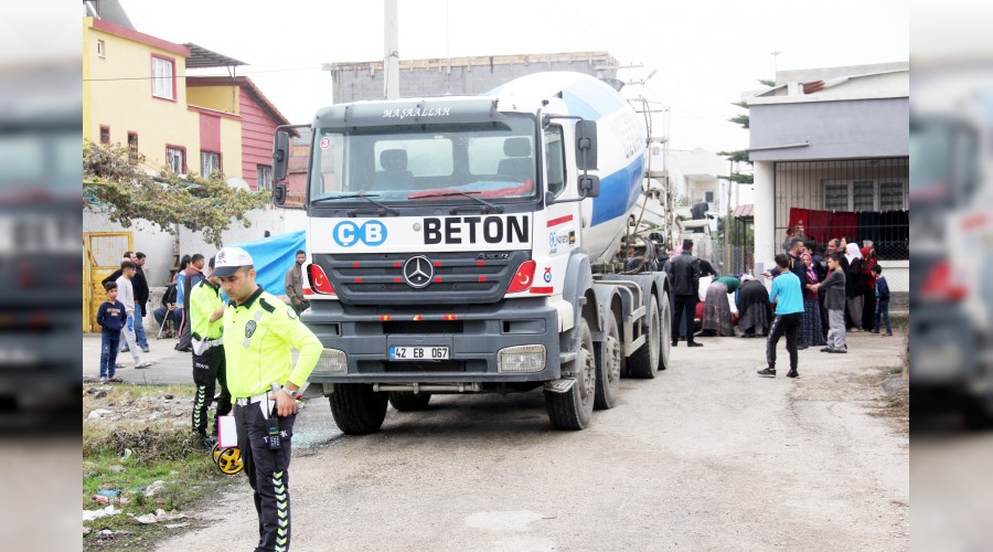 Minik kız beton mikserinin altında kaldı