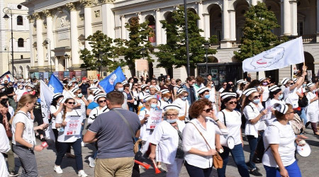 Polonya'da da sağlık çalışanları sokakta