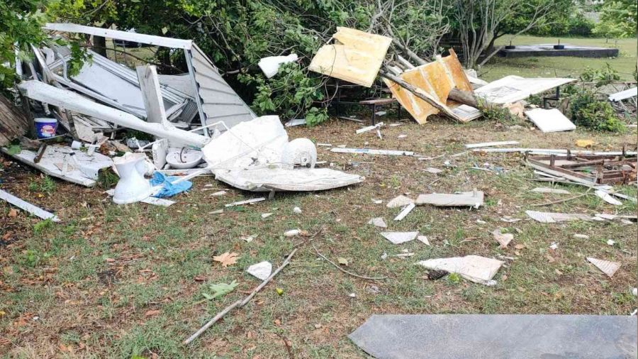 Sahile vuran hortum çevreye zarar verdi