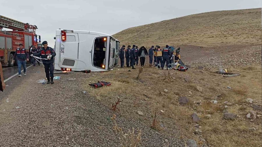 Sivas'ta yolcu otobs devrildi: 7 l, 30 yaral