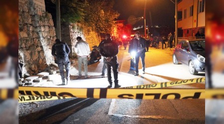 Sohbet ederken başından vuruldu