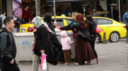 Taksim Meydan dilencilerle doldu