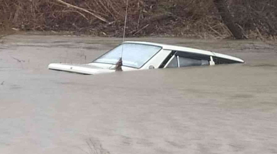 Taşan dere otomobili yuttu