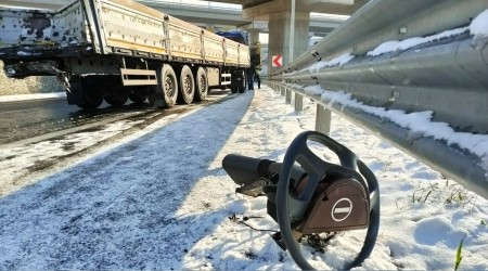 Turistleri taşıyan midibüs tıra çarptı