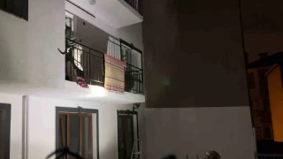 Uyuyakalan karısını balkondan girerek uyandırdı