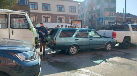 Yayalara çarpmamak için durunca zincirleme kaza oldu