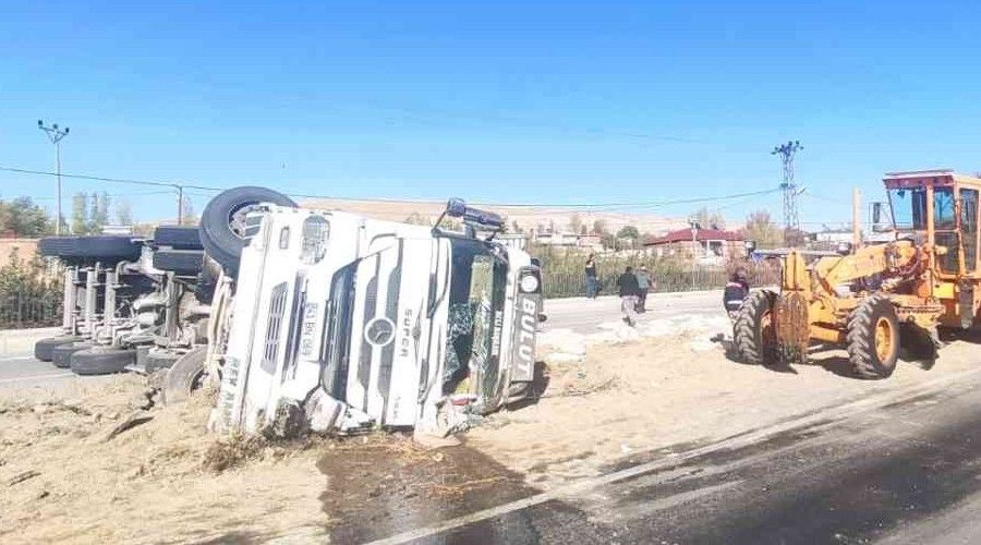 Ahlatlı çiftçinin bir yıllık emeği kazayla yere serildi