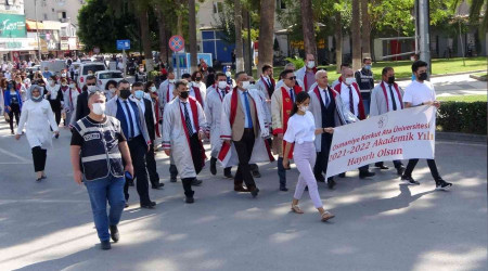 Akademisyenler cübbeleriyle yürüdü