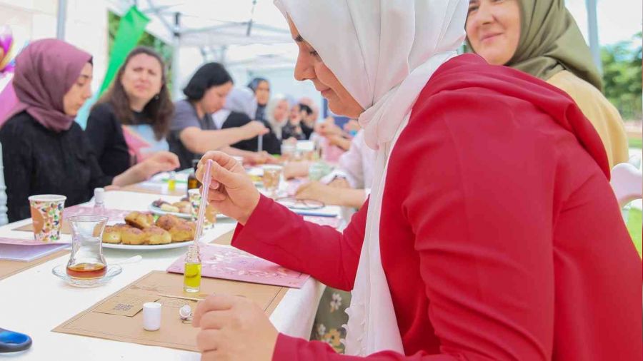 Baakehirliler koku tasarm atlyesinde doal parfm retti