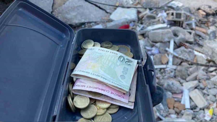 Biriktirdiği paraları babasına veremedi