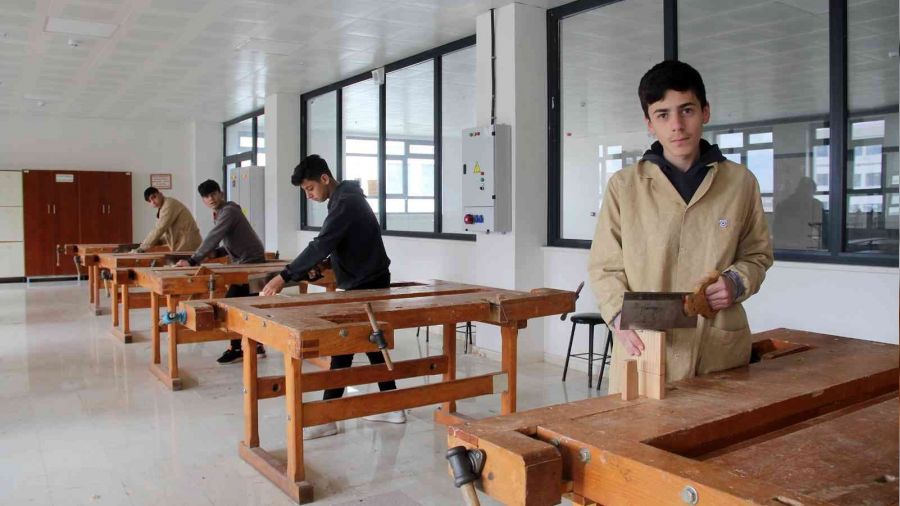 Bu okul fabrika gibi çalışıyor