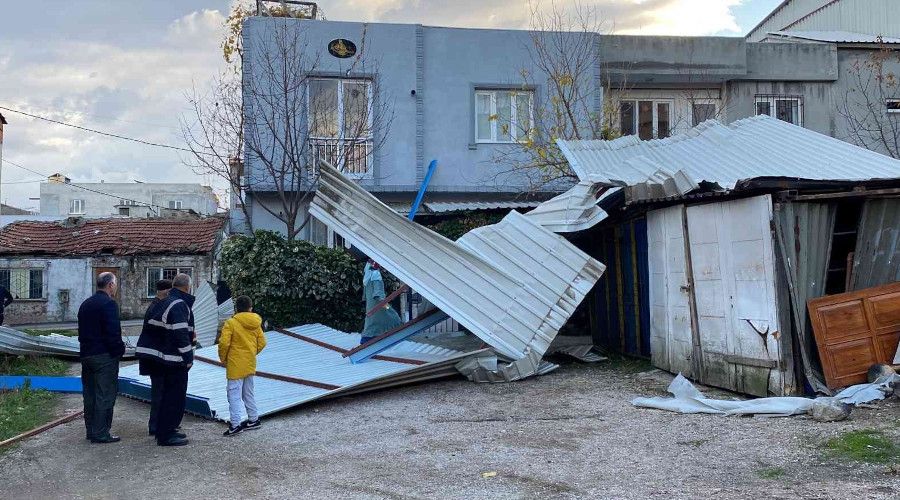 Bursa'da lodos atlar uurdu, evler ve arabalar zarar grd