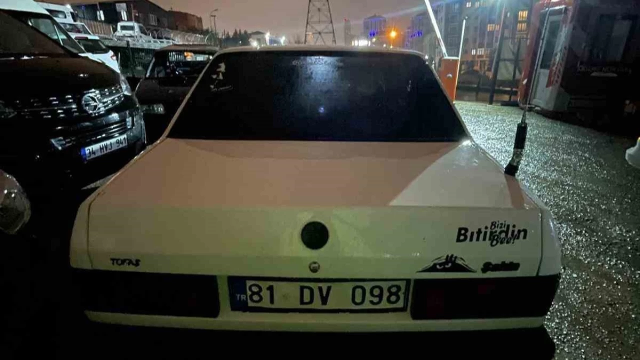 Çekmeköy'de polis aracına çarpan sürücü ve yakınları ile...