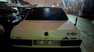 Çekmeköy'de polis aracına çarpan sürücü ve yakınları ile...