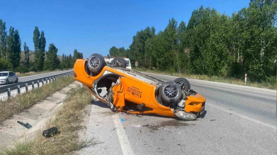 Çorum'da taksi takla attı: 4 yaralı