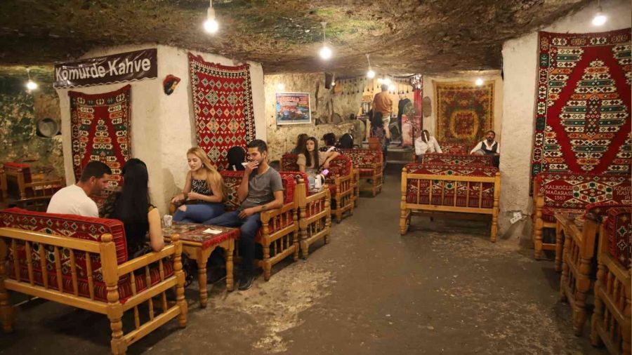 Dışarıda hava 40 derece burada sobayla ısınıyorlar