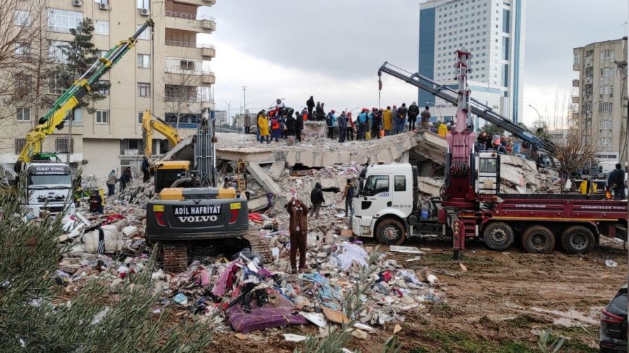 Gözaltı kararı verilen 14 kişiden 3'ü enkaz altında öldü