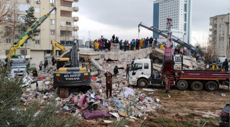 Gözaltı kararı verilen 14 kişiden 3'ü enkaz altında öldü