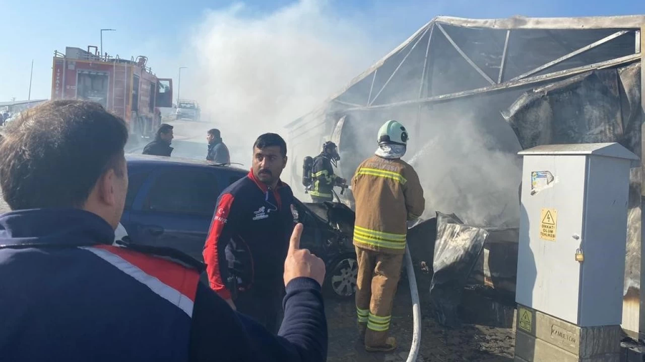 Hatay'da prefabrik evlerde yangın