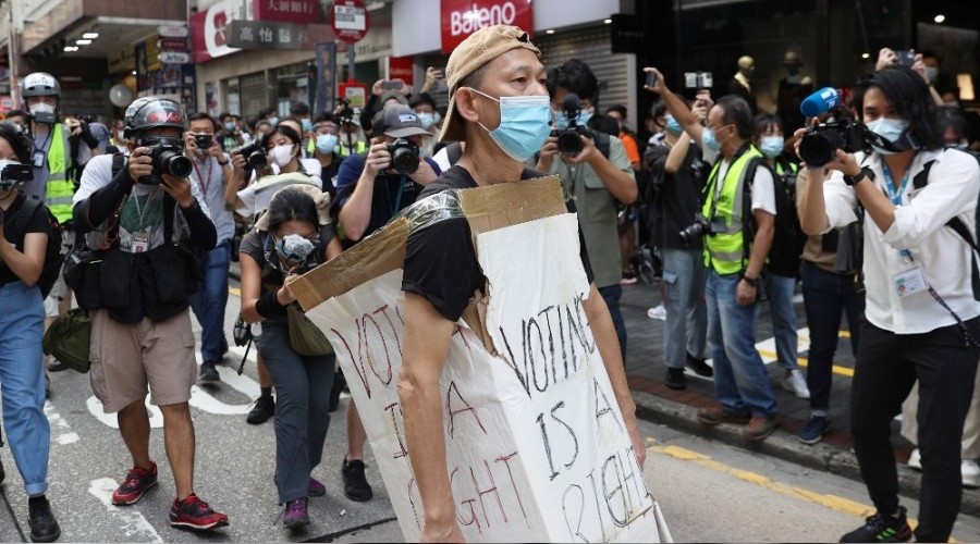 Hong Kong'da sokaklar yine kart