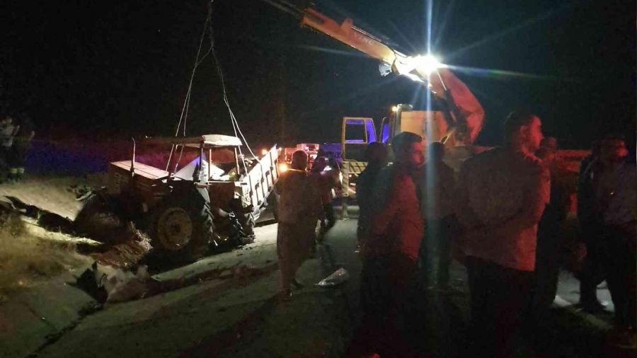 İşçileri taşıyan traktör ile kamyon çarpıştı