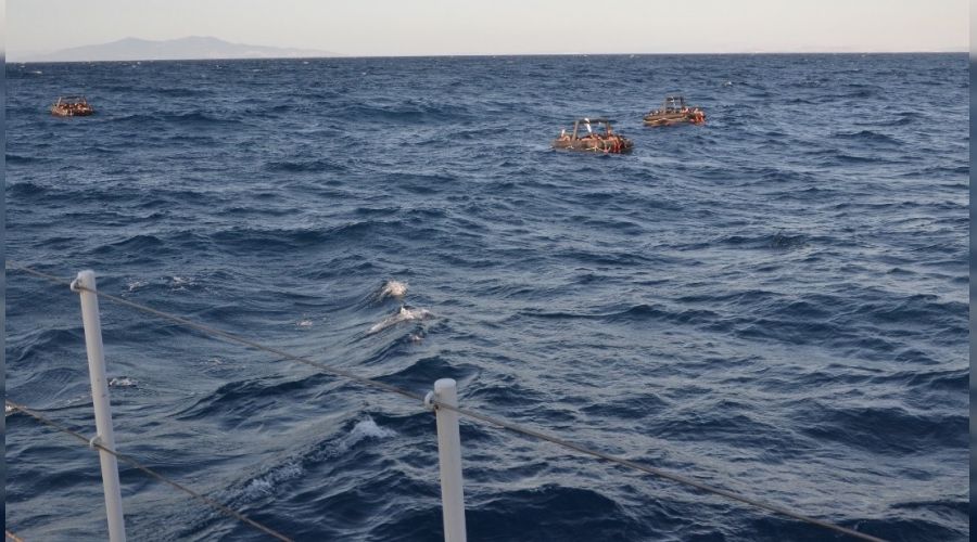 İzmir açıklarında 74 düzensiz göçmen kurtarıldı