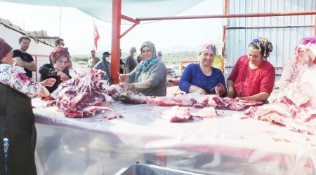 Kadın kasaplar erkeklere taş çıkarttı