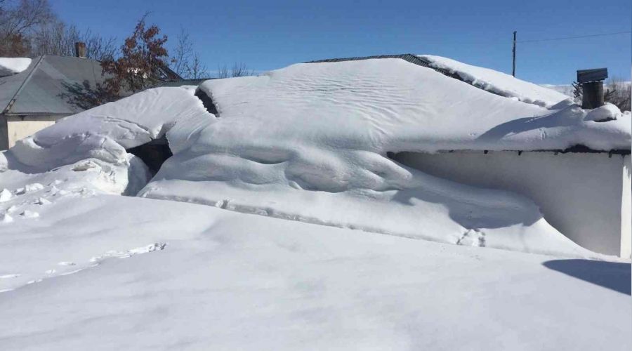 Karlıova'da evler kar altında