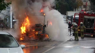 Kartal'da minibs alev alev yand, 20 yolcu tahliye edildi