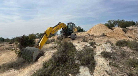 Kepçe ile kaçak kazı yapıyorlardı...