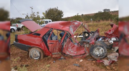 Kum kamyonu otomobile çarptı:3 ÖLÜ