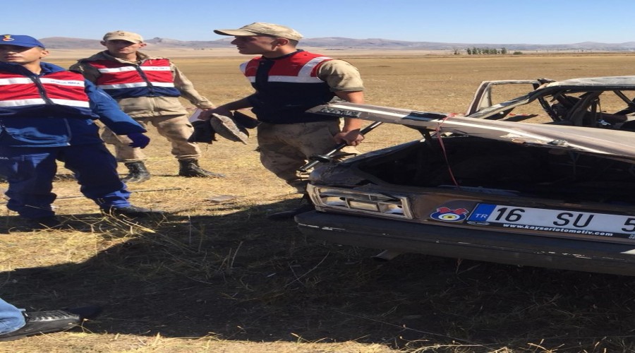 Lastiği patlayan araç şarampole uçtu