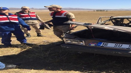 Lastiği patlayan araç şarampole uçtu