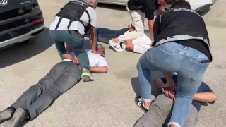 Lüks araçla torbacılık yapanlar operasyonla yakalandı