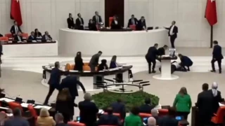 Meclis kürsüsünde fenalaşarak yığılan milletvekili hastaneye kaldırıldı