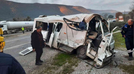 Öğrenci servisi tırla çarpıştı: 18 yaralı